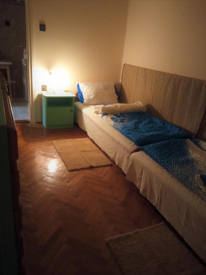 Fuesti Fecske Apartman Хайдусобосло Экстерьер фото